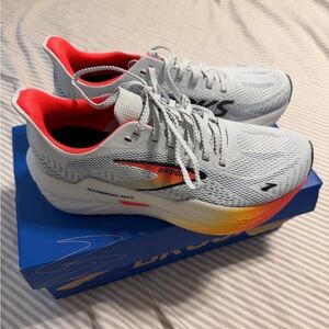 NEW IN BOX Brooks Hyperion Max 2 Women’s Size 7 Gray/Coral